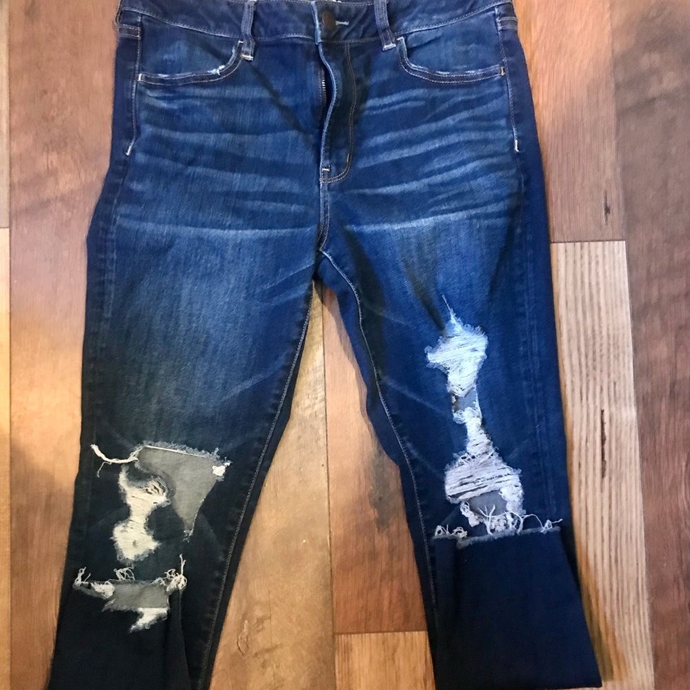 Distressed Jeans w a lot of stretch.